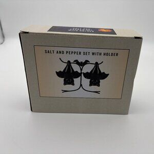 Cracker Barrel Hanging Bats With Stand Salt and Pepper Shaker Set Halloween NEW